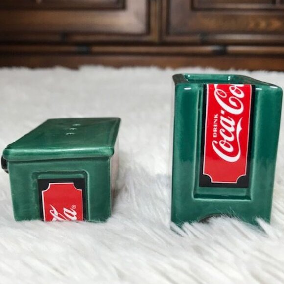 NWOT Vintage Coca-Cola Emerald Green Ceramic Salt & Pepper Shakers - Picture 4 of 7